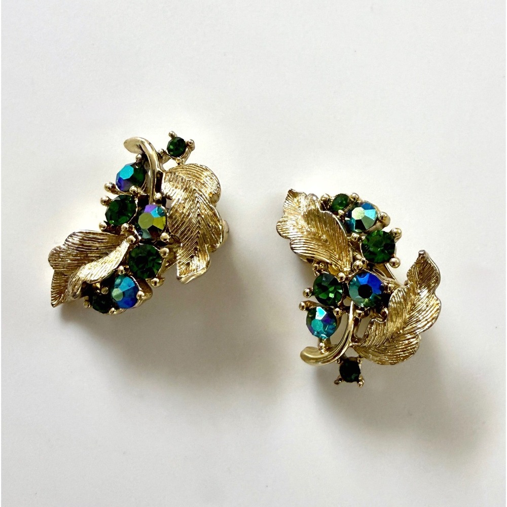 Vintage Lisner Gold Tone Green AB Rhinestone Leaf Clip On Earrings Botanical - Picture 3 of 9
